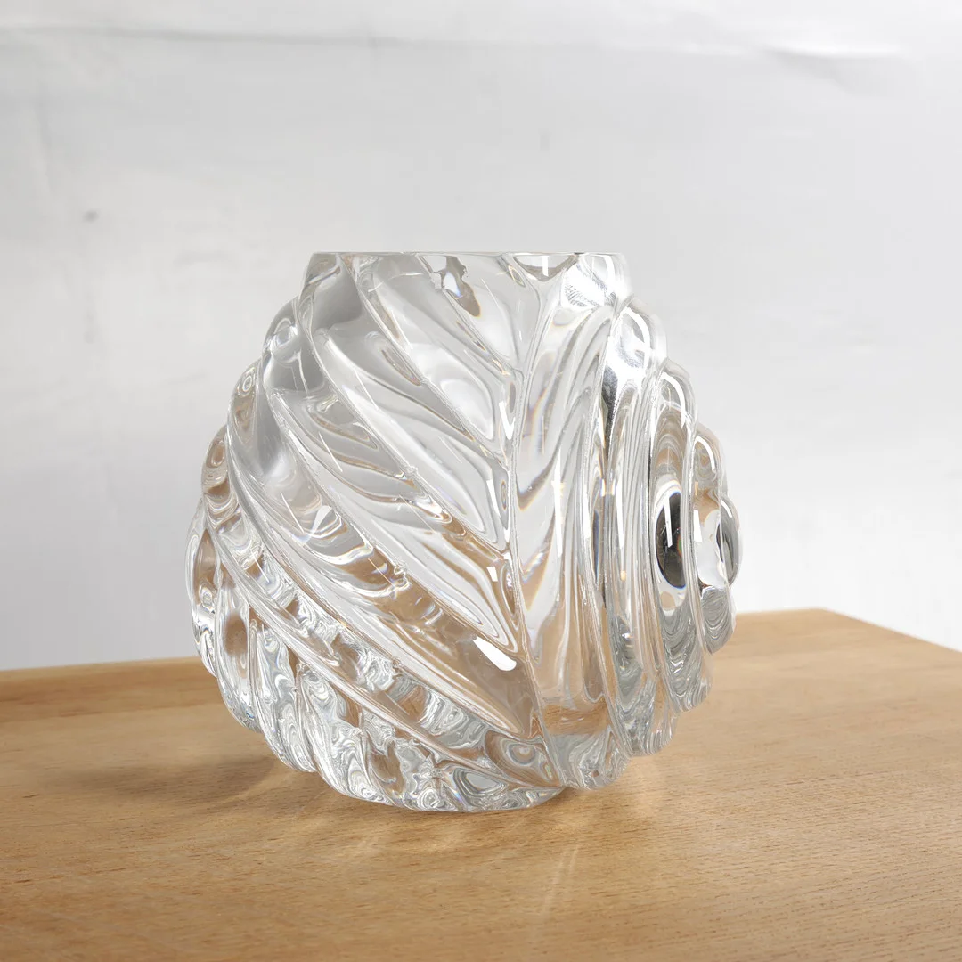 TORBEN JØRGENSEN (F. 1945). Vase af klart glas med rillet korpus. Udført og mærket hos Holmegaard Glasværk, Danmark. Unika. — Art glass — Woxholt Auktionshus