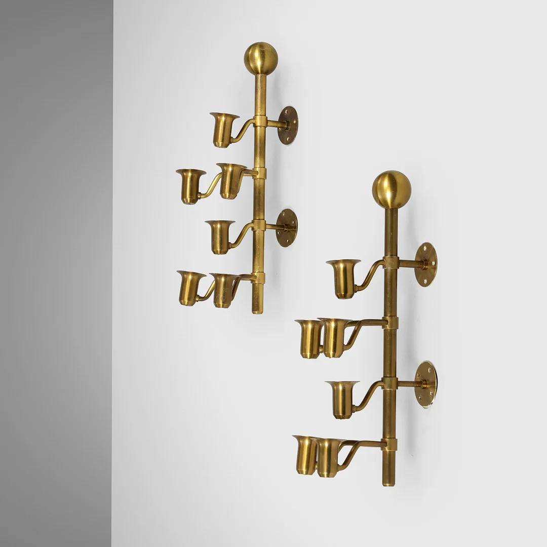 AAGE HERLØW. TILSKREVET. Et par væglamper af messing med seks lysarme. (2). — Wall Lights — Palsgaard Kunstauktioner