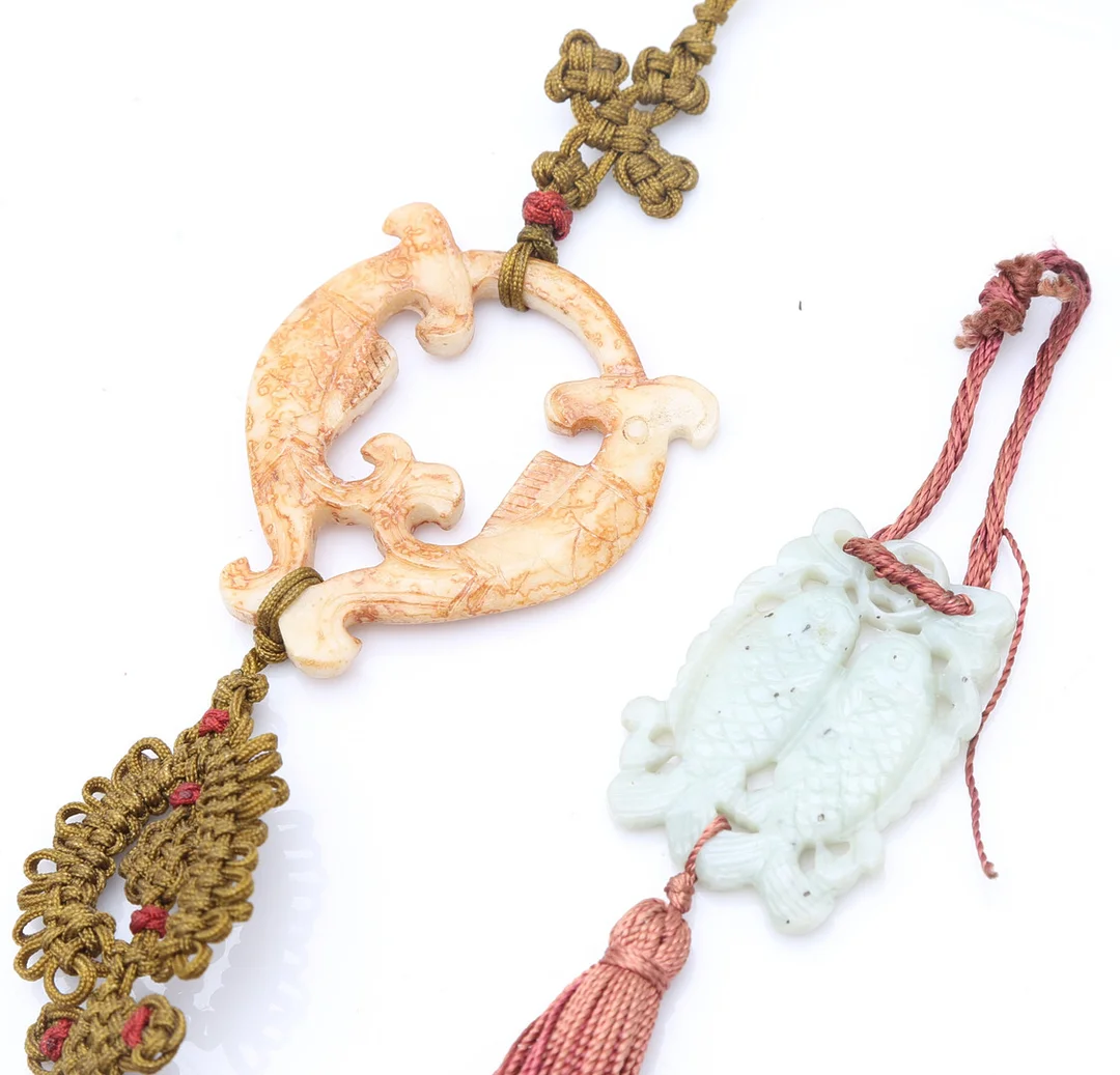 “Carps”, two Chinese amulets in carved jade, 20th Century. — Jade — Balclis
