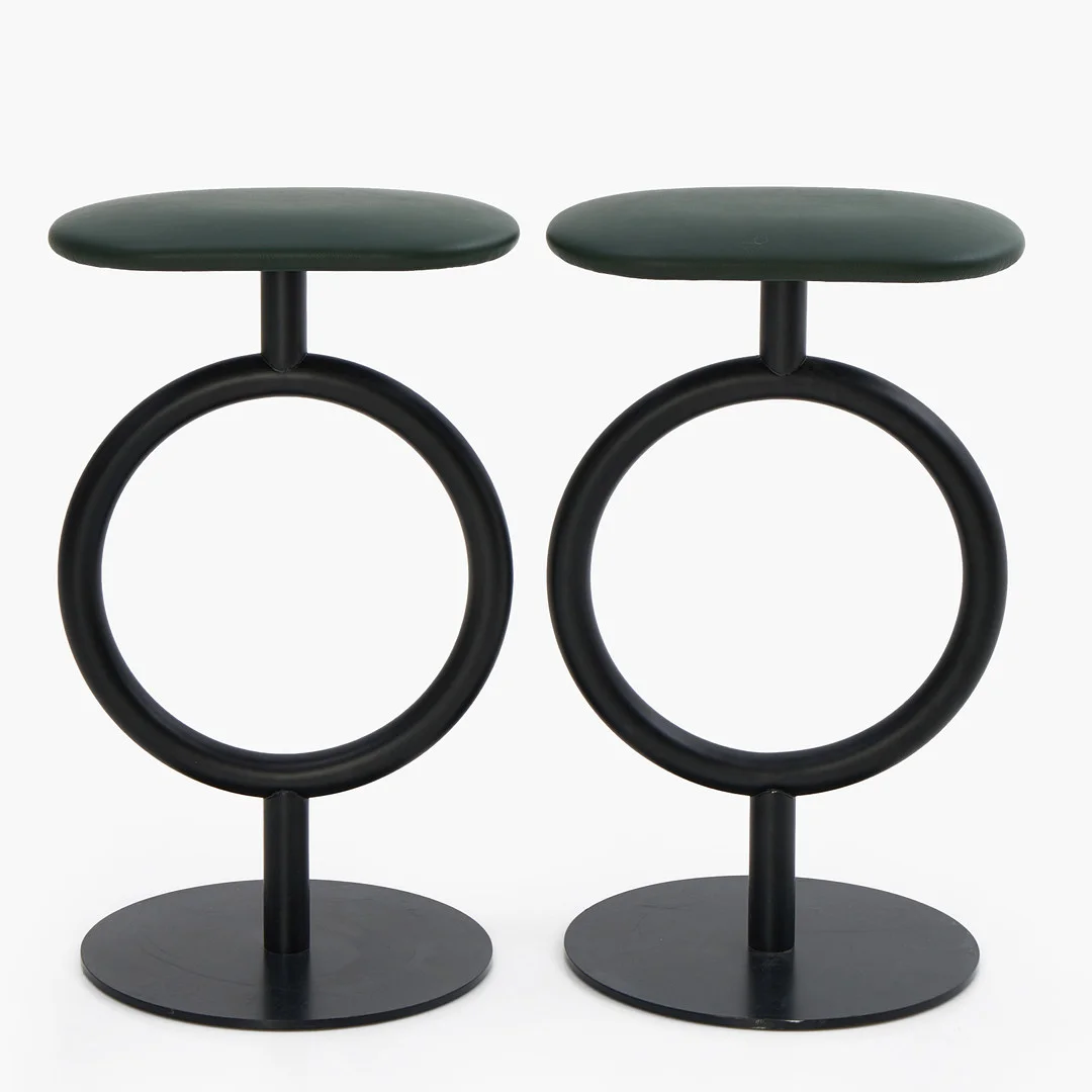 SYLVAIN WILLENZ. Barstolar, ett par, "Totem", för Sancal, Spanien, benställning i svartlackerat stål, sits i grönt läder. — Armchairs & Chairs — Crafoord Auktioner Stockholm