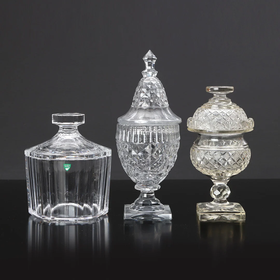LOCKSKÅLAR, TRE ST. 18-1900-tal. Bl.a. Olle Alberius. — Utility glass — Skånes Auktionsverk