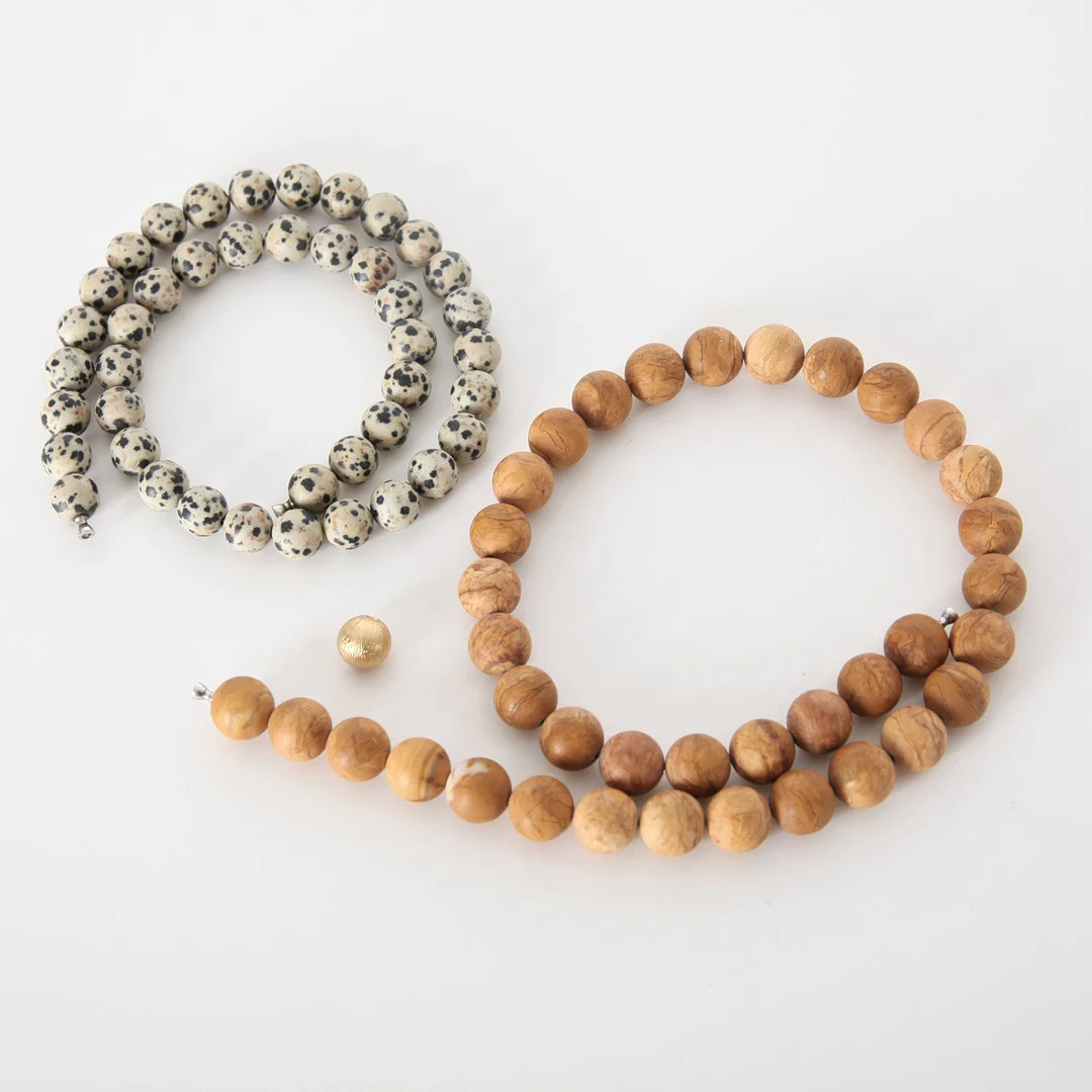 OLE LYNGGAARD. f 1936. Collier jaspis, 2 st, med lås i 18K guld. — Necklace — Auktionsverket Engelholm