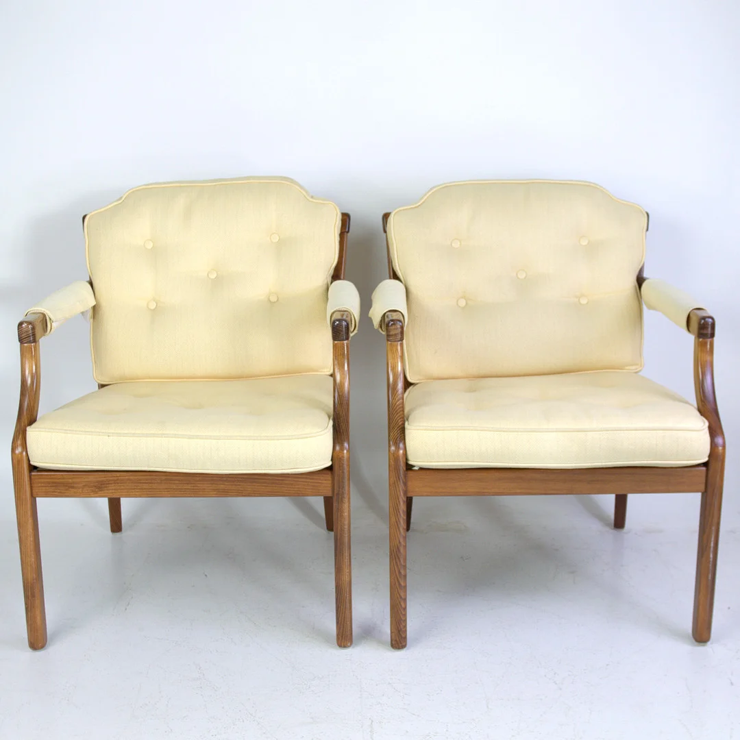 KARMFÅTÖLJER, ett par, "Nina", stomme av bok, lös tygklädd sitt- & ryggkudde, Bröderna Andersson. — Armchairs & Chairs — Höganäs Auktionsverk