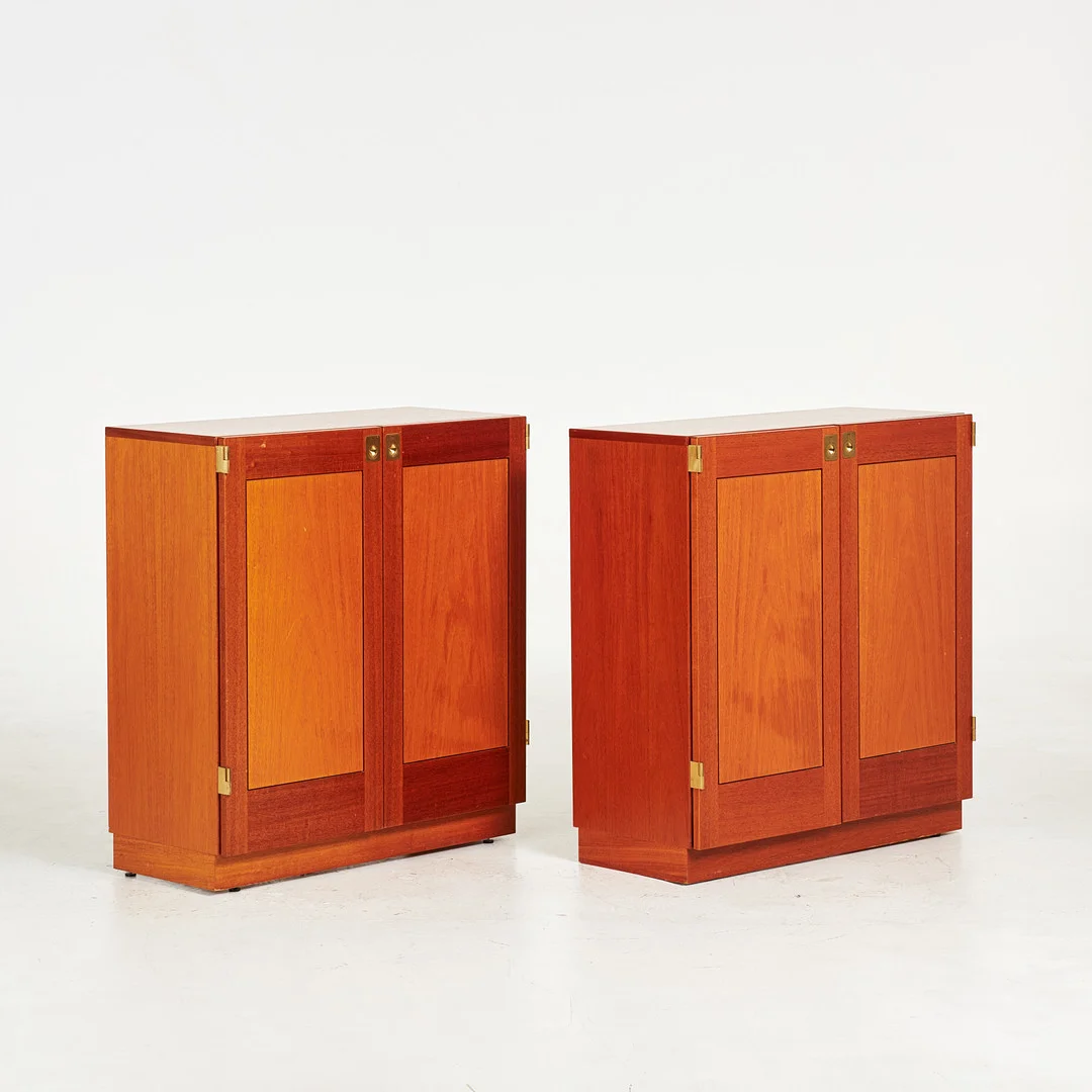 GÖRAN MALMVALL. 1 par, skåp, "KA72", för Karl Andersson, teak, dörrpar med bakomliggande flyttbar hyllplan, etikettmärkta. — Cupboards, Cabinets & Shelves — Stockholms Auktionsverk Sickla
