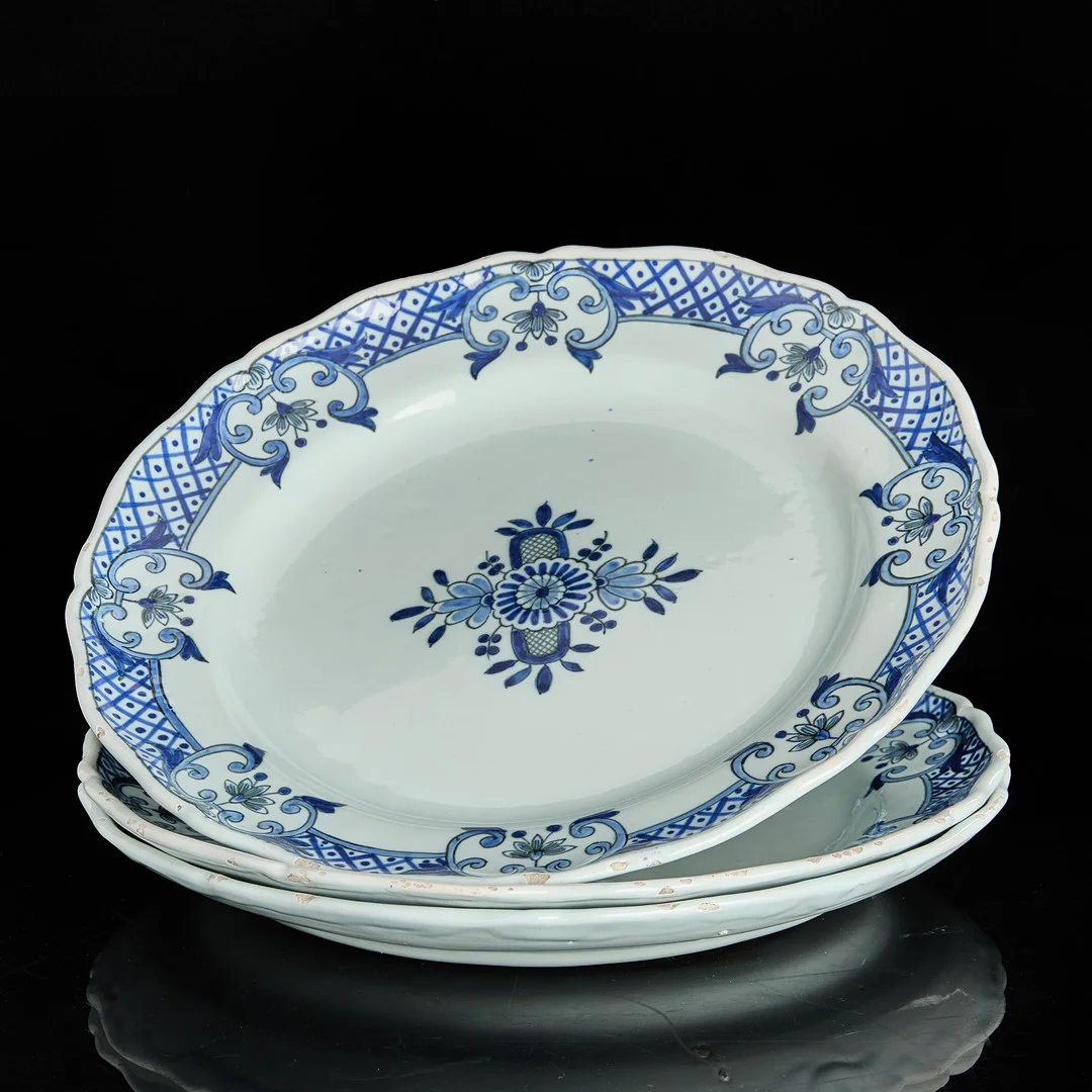 TALLRIKAR, 3 st, fajans, signerade HV, troligen Frankrike, 1800-tal. — European — Crafoord Auktioner Stockholm
