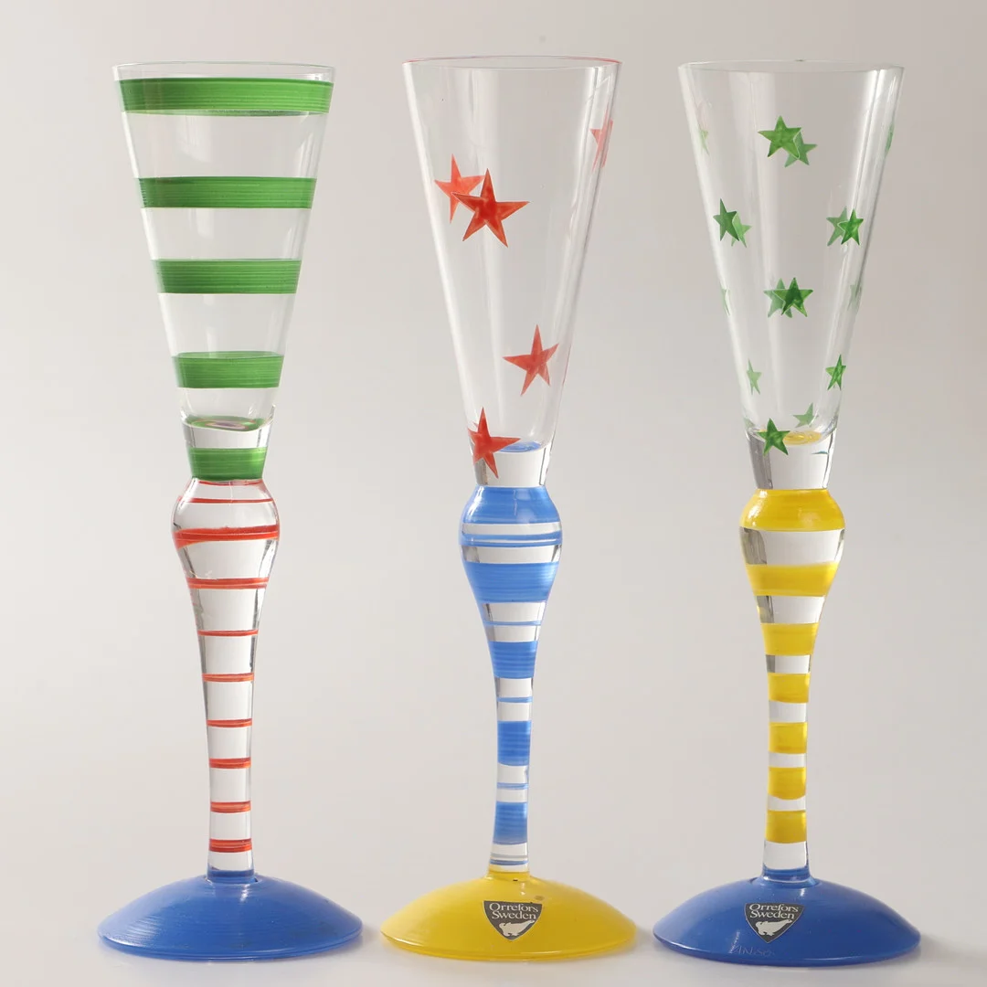 ANNE NILSSON. Snapsglas, 3 stycken, "Clown", målat glas, Orrefors, signerade. — Tableware — Helsingborgs Auktionskammare