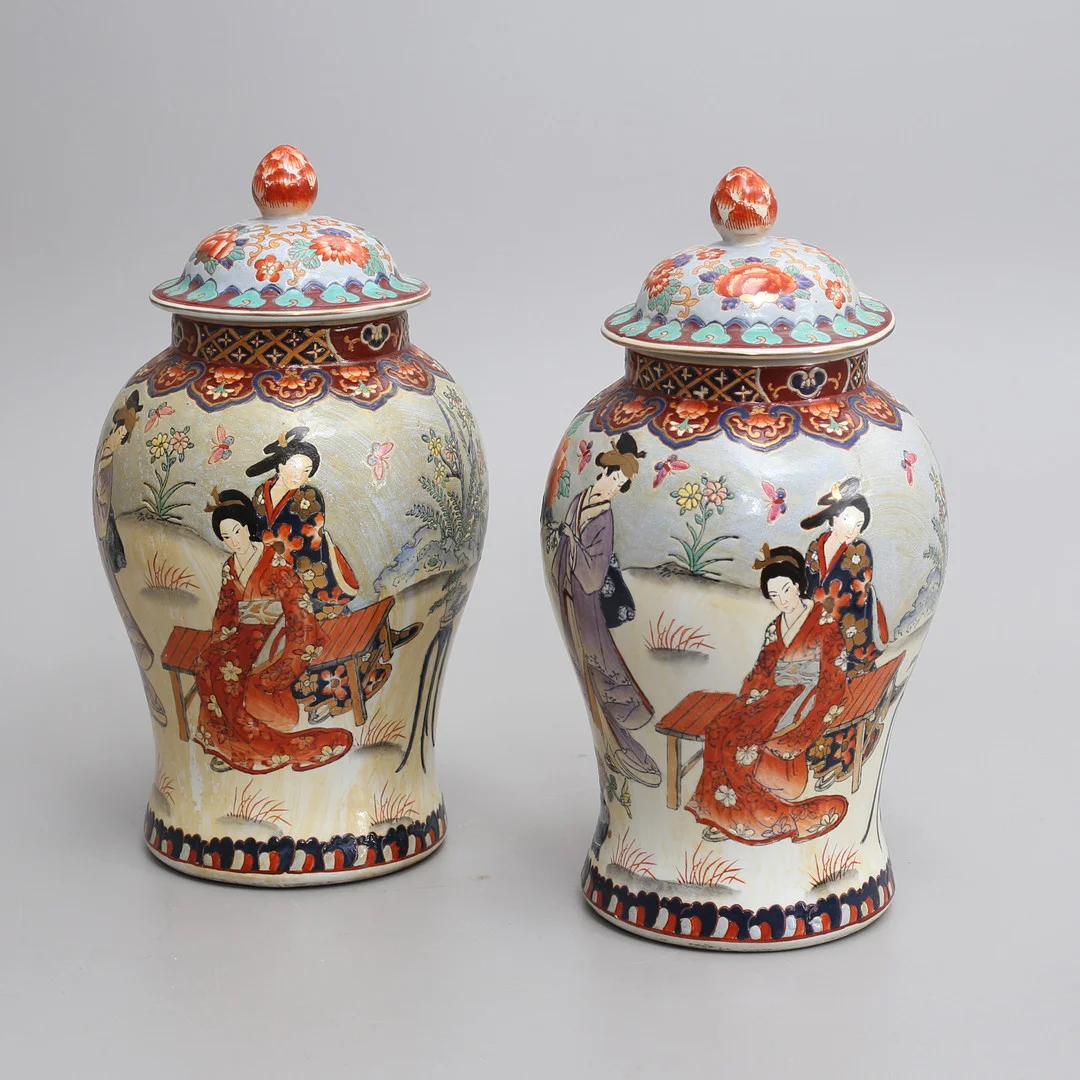 LOCKURNOR, ett par, porslin, Kina. — Ceramics & Porcelain — Auktionshuset Thelin & Johansson