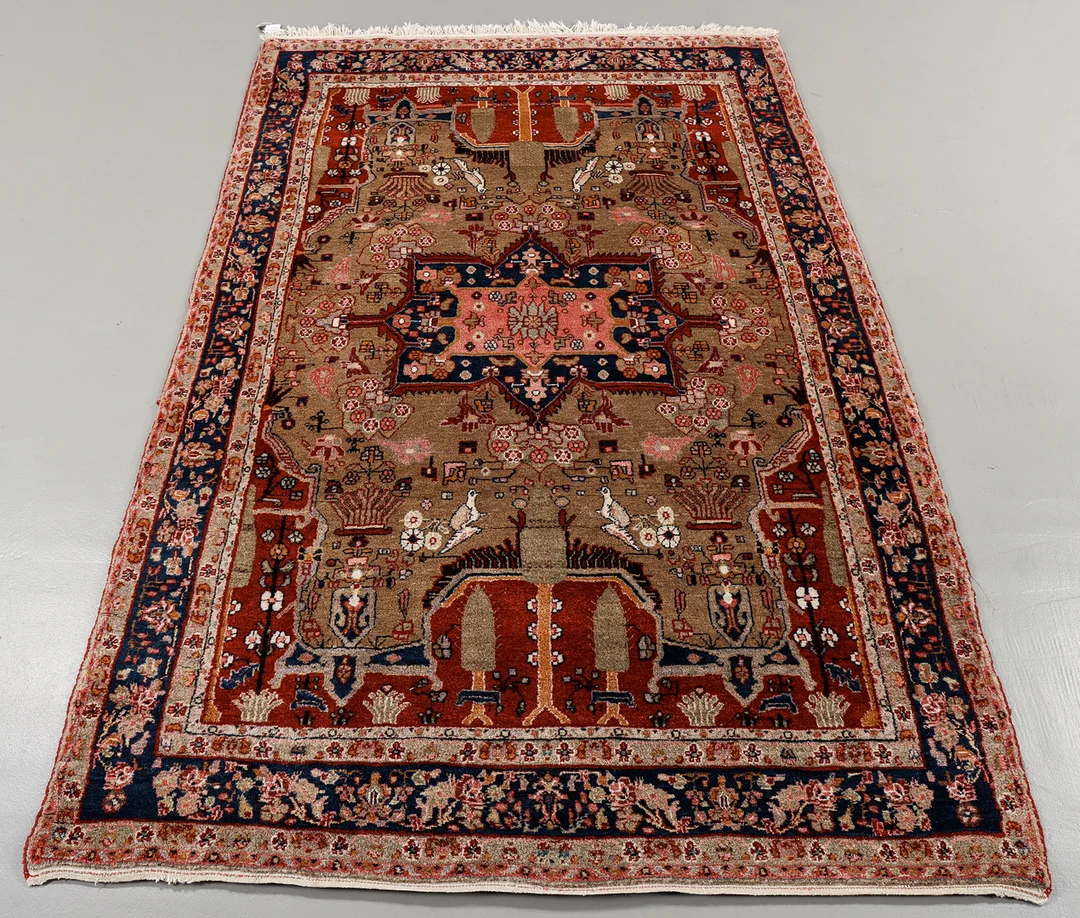 MATTA Persisk, Koliai, figural, 266x154 cm. — Persian Carpets & Textiles — Karlstad Hammarö Auktionsverk