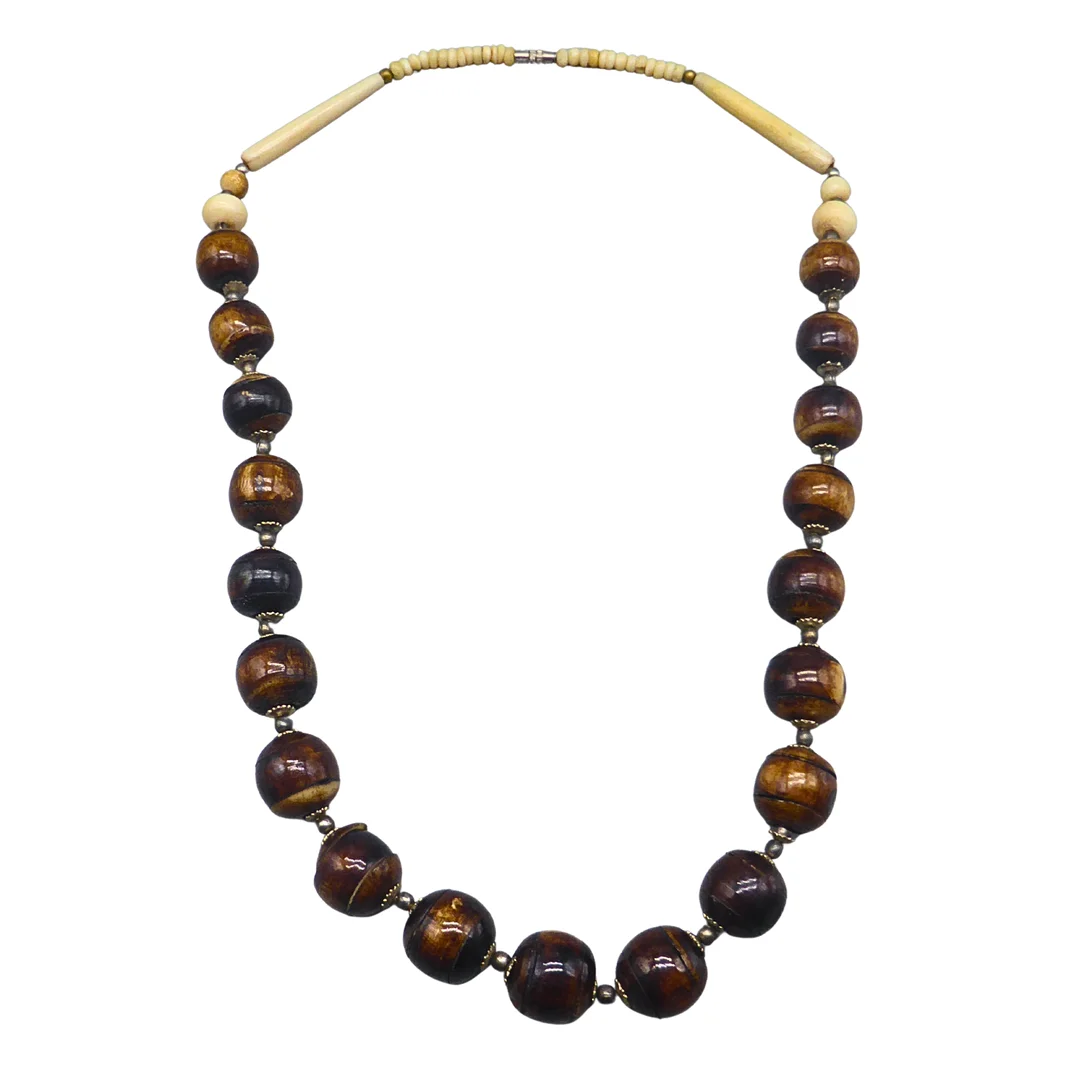 HALSKETTE AUS GEFÄRBTEN KNOCHENPERLEN. — Necklace — Auktionshaus Stuber's Hammerschlag