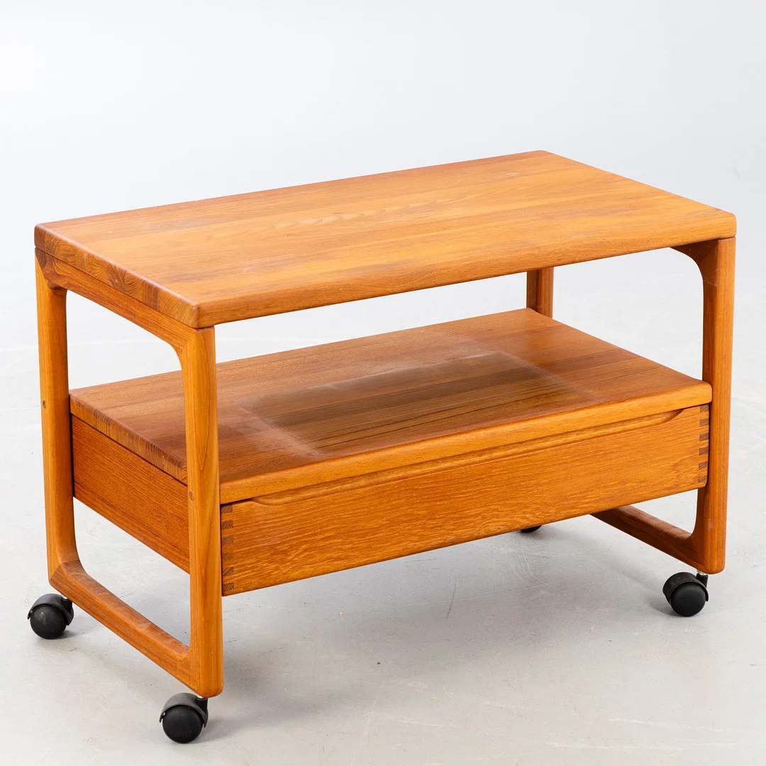 Rollbarer Teak Tisch / TV Wagen mit Schublade. — Other — Stockholms Auktionsverk Hamburg