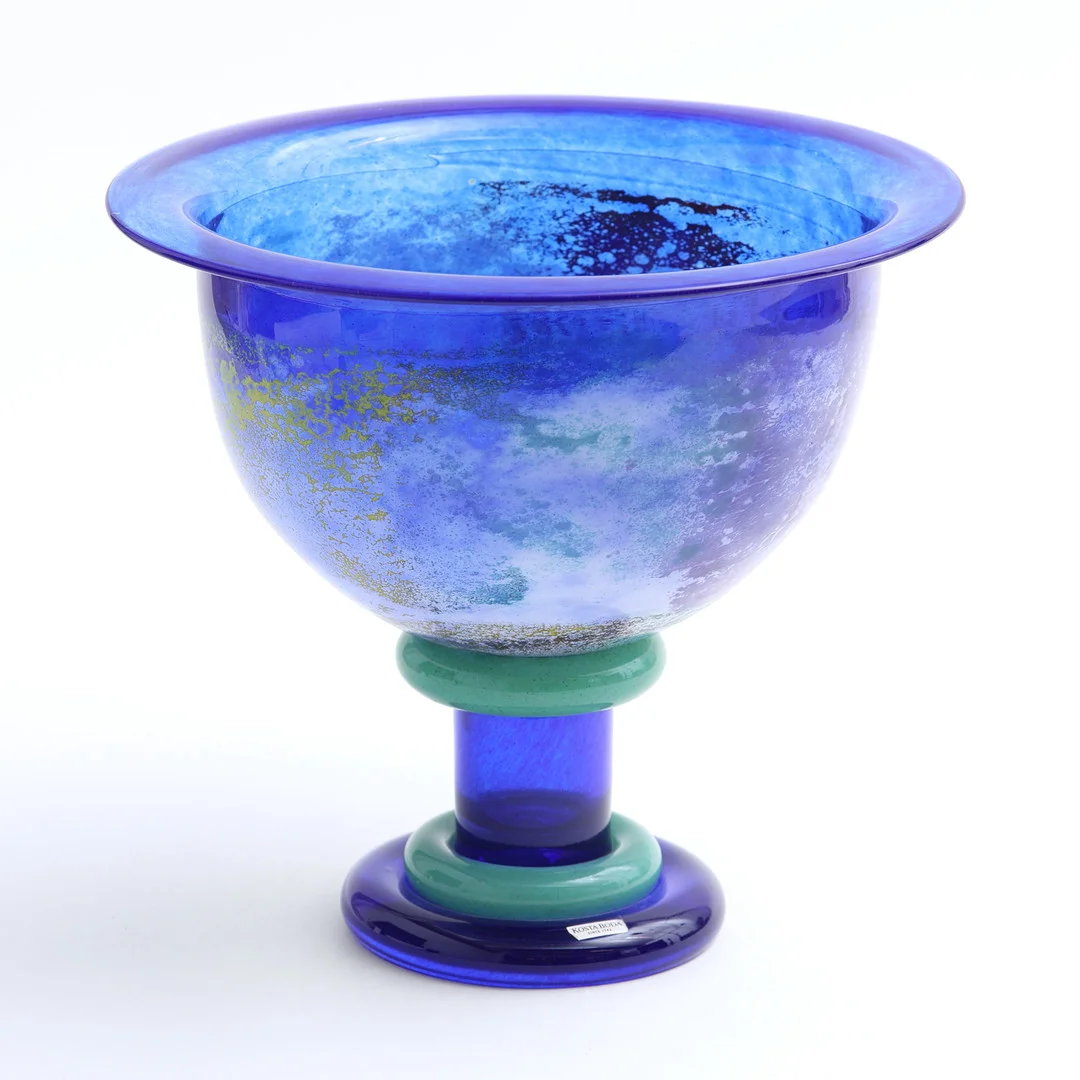 KJELL ENGMAN. Skål på Fot, glas, ur serien "Cancan", Kosta Boda, osignerad. — Art glass — Auktionshuset Thelin & Johansson
