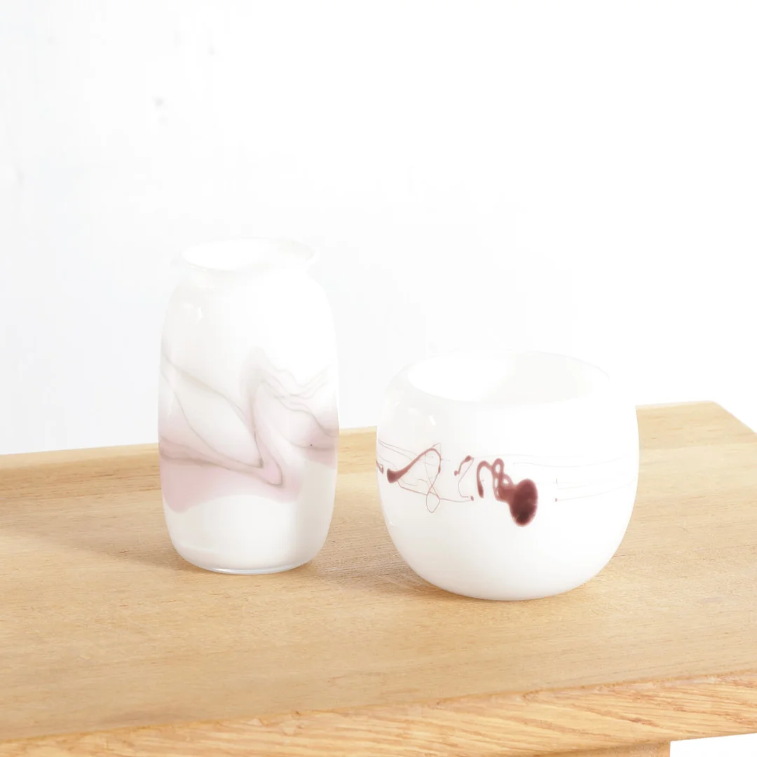 MICHAEL BANG (F. 1944, D. 2013). "Sakura" / "Melody", to vaser af hvidt glas, dekoreret med abstrakt mønster. Udført hos Holmegaard Glasværk, Danmark (2). — Art glass — Woxholt Auktionshus