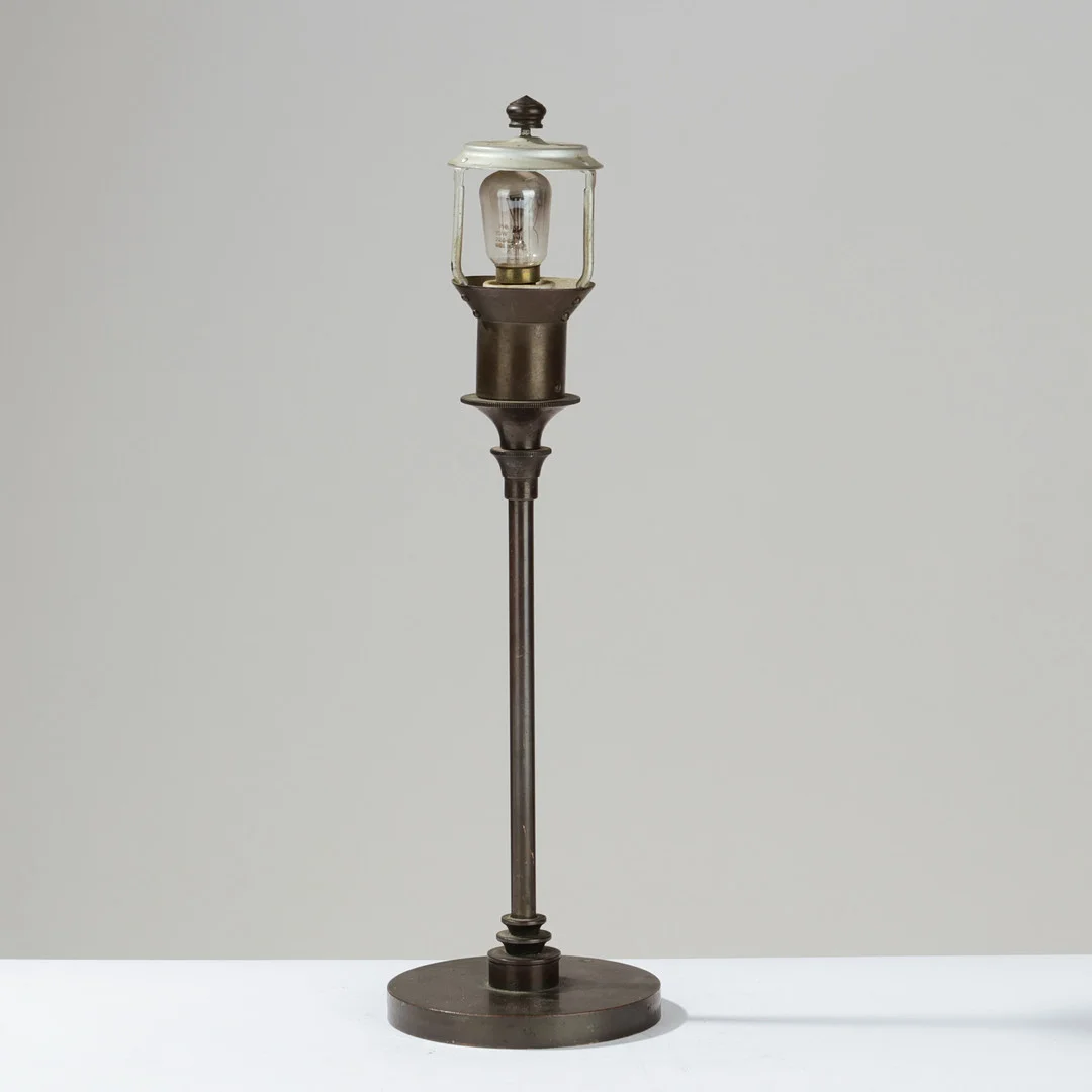 LYFA. Bordlampe af bruneret messing, Danmark, 1930/40'erne. — Table Lamps — Palsgaard Kunstauktioner