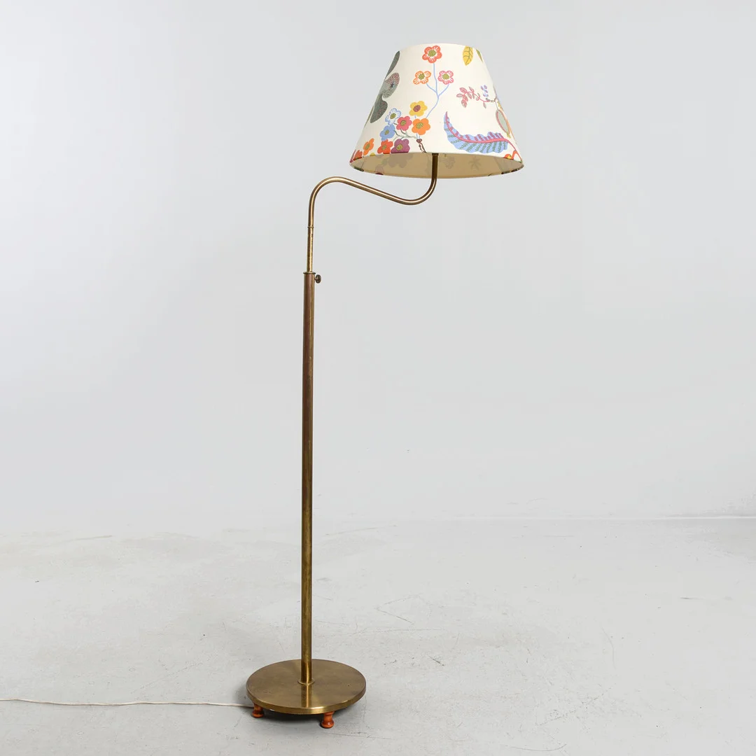 JOSEF FRANK. Golvlampa, "Den Lilla Kamelen", modell 2568, Firma Svenskt Tenn. — Floor lights — Formstad Auktioner