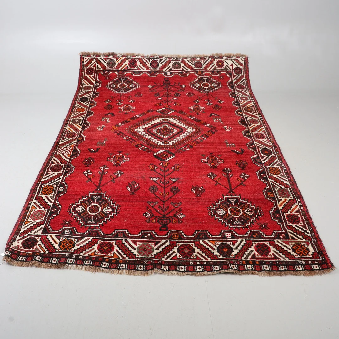 A TRIBAL STYLE RUG. — Carpets — Lawrences Auctioneers