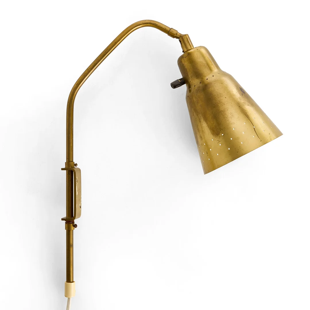 BERGBOMS. Vägglampa, modell SL-3, stämpelmärkt, 1940/50-tal. Mässing, perforerad skärm. — Wall Lights — Crafoord Auktioner Stockholm