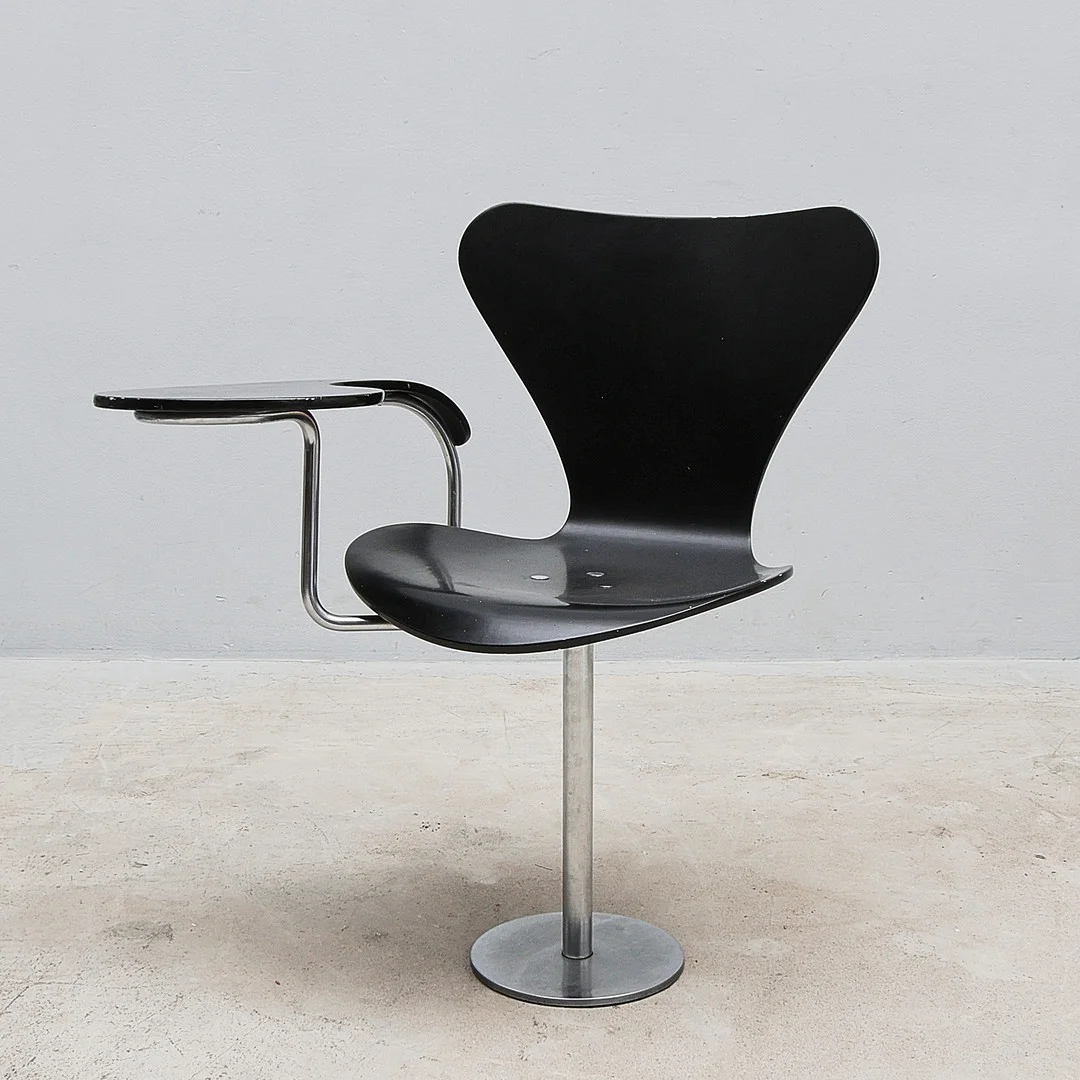 ARNE JACOBSEN. Stol, Sjuan, med skrivskiva, För Fritz Hansen 1989. — Armchairs & Chairs — Metropol Auktioner