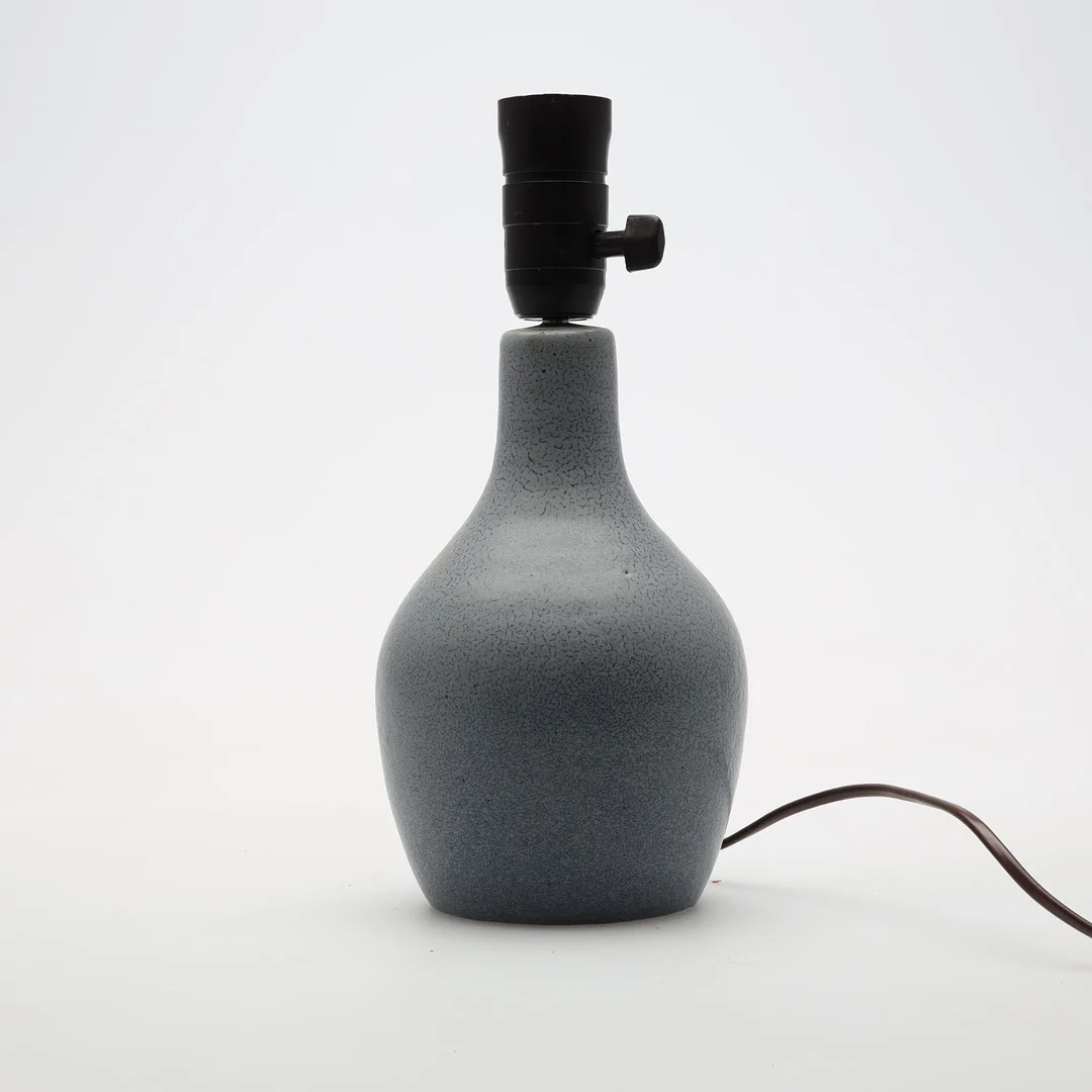 ÅKE HOLM. BORDSLAMPA, blåglaserad keramik, signerad. — Table Lamps — Höörs Auktionshall