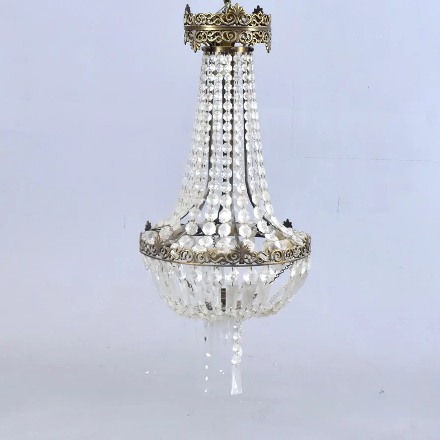 KRISTALLKRONA, mässing med prismor, 1900-tal. — Chandeliers — Halmstads Auktionskammare