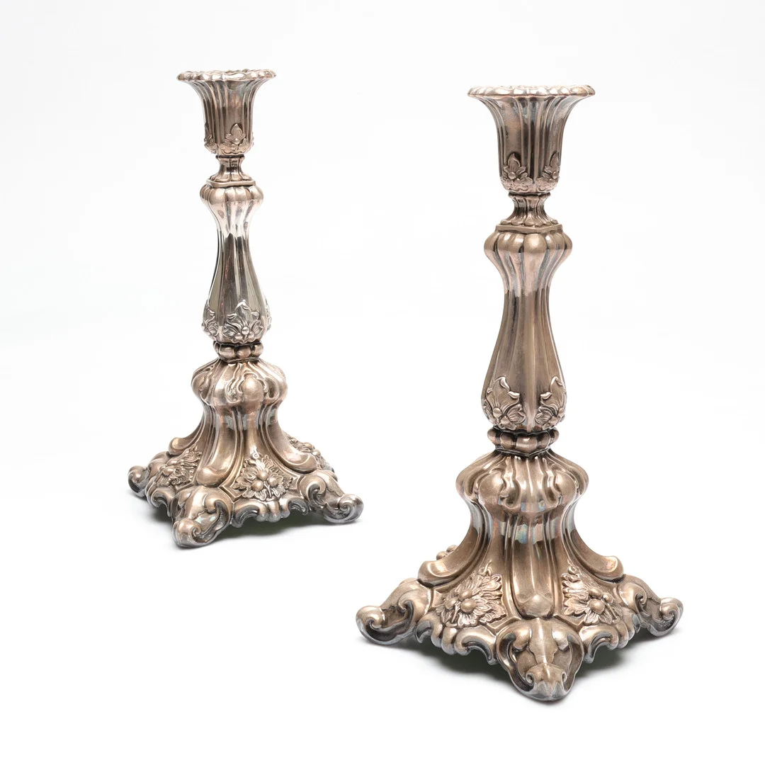 LJUSSTAKAR, 1 par, nysilver, rokokostil. — Candlesticks — Gomér & Andersson Linköping