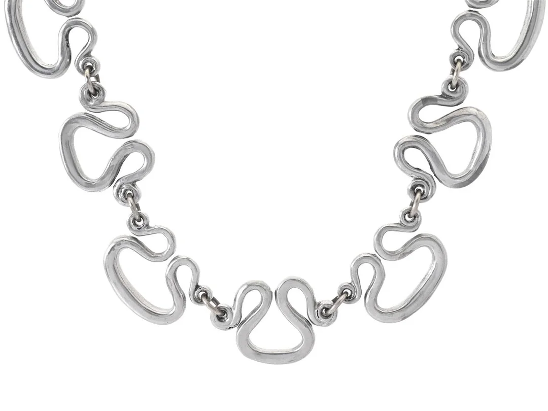 ESTRID ERICSON. collier, Etruskiska halsbandet, försilvrat tenn, för Firma Svenskt Tenn, längd 43 cm, vikt 91,4 g. — Smycken/Collier — Kaplans