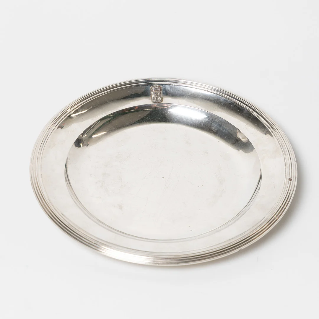TALLRIK, silver, dekor med grevligt vapen, Paris, Frankrike, 1800-talets första del. — Silver — Stockholms Auktionsverk Helsingborg
