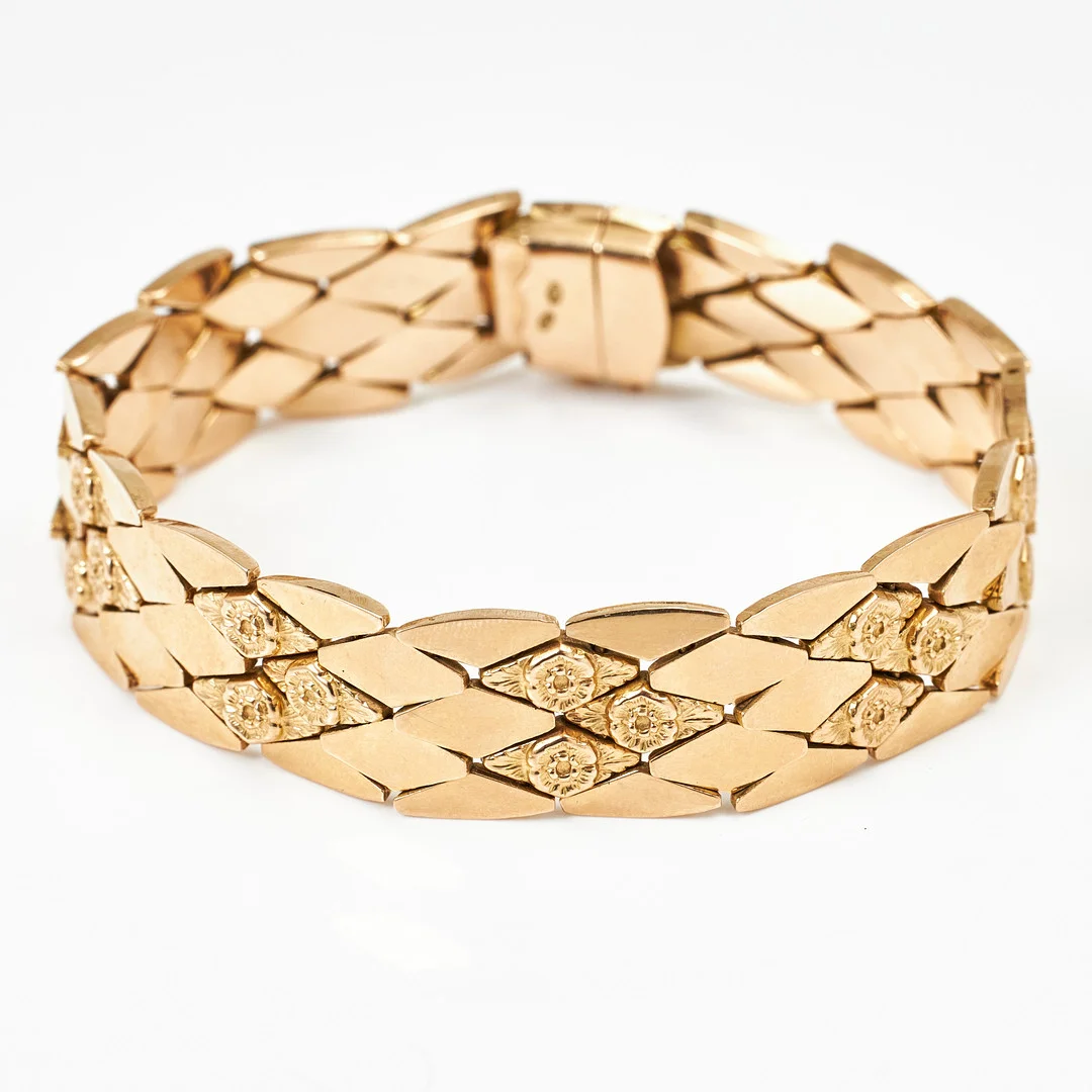 ARMBAND, 18 k guld, fantasilänk, sammanlänkade romber med delvis graverade blomdetaljer, Giovanni Zanolo, (verksam 1955-1971), Vicenza/Italien. — Bracelets — Stockholms Auktionsverk Magasin 5