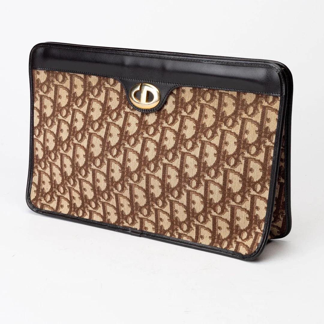 CHRISTIAN DIOR. Clutch, obliquecanvas i brunt, Paris, Frankrike. — Vintage & Designer Fashion — Auktionshuset Kolonn