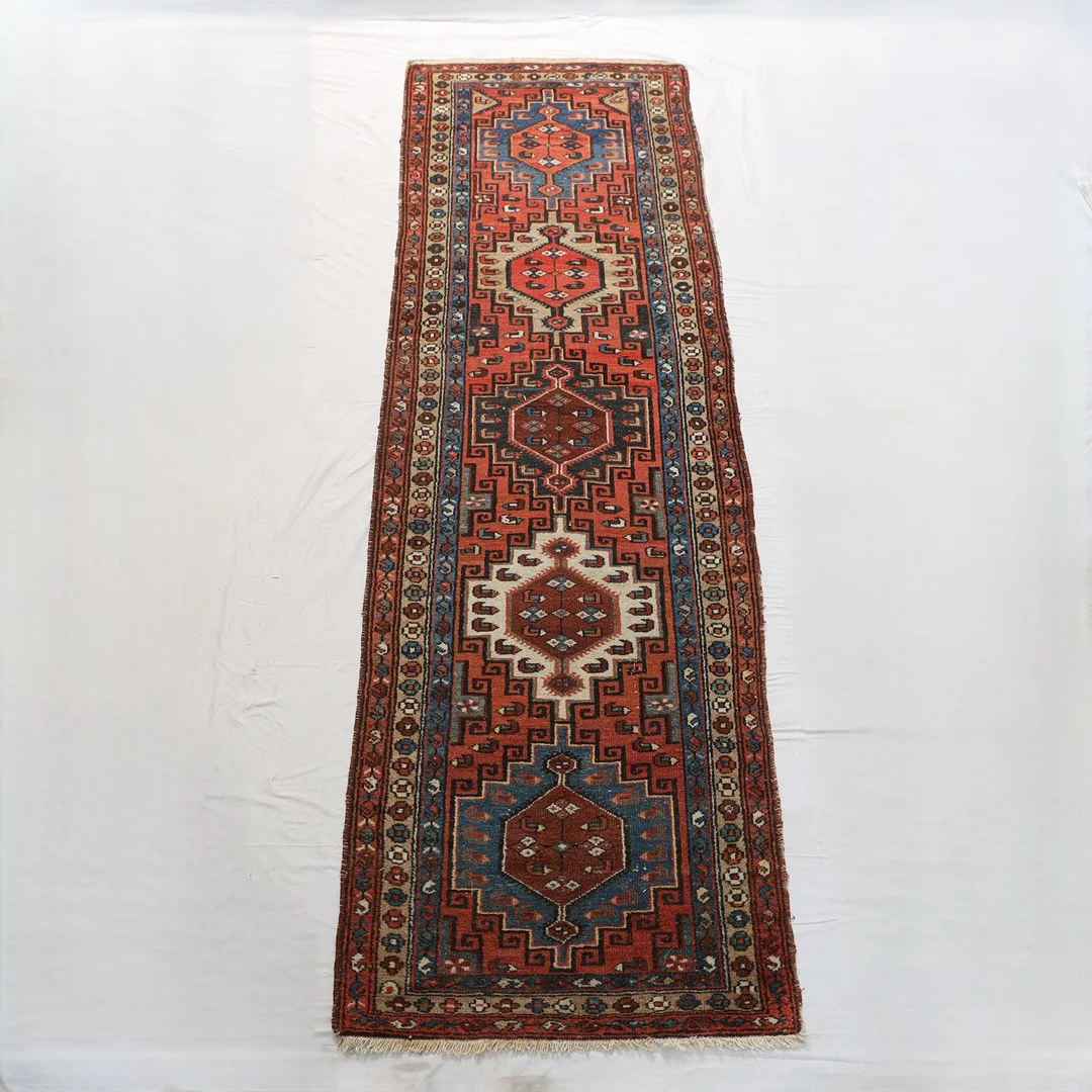 HANDKNUTEN MATTA, Orientalisk, Gallerimodell. — Oriental Carpets & Textiles — Falun Auktionsbyrå