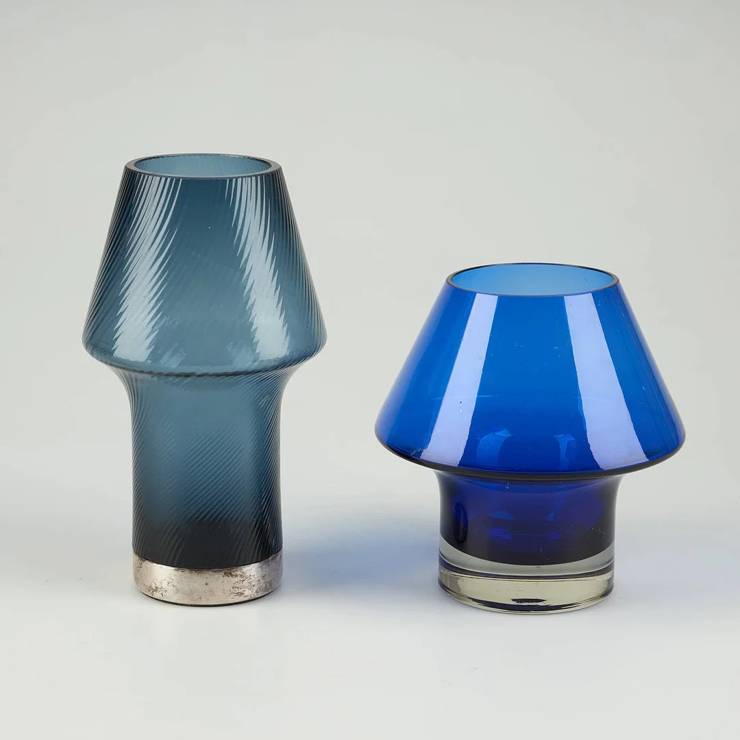 AIMO OKKOLIN. Vaser, 2 t. "Stromboli", en med silverband. Signerade Riihimäen lasi oy, Aimo Okkolin. 1960-talets andra hälft. — Art glass — Stockholms Auktionsverk Helsinki