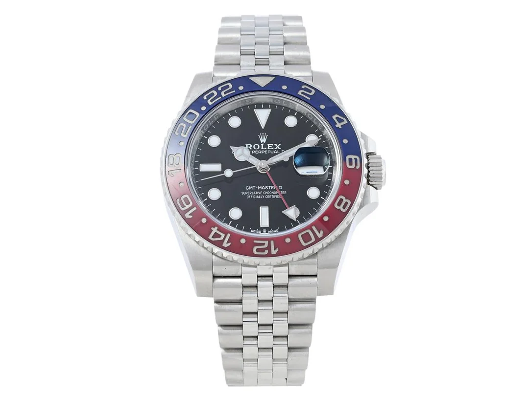 ROLEX, Oyster Perpetual Date, GMT-Master II, Chronometer, s.k. "Pepsi", Ref nr. 126710BLRO, Serie nr. 87Y6T605, Cal 3285, Verk nr. 41Q14160, Boett nr. 2520, herrur, 40 mm, stål, automatisk, safirglas, datum, 24-timmarsvisning, blå/röd keramisk vridring (Cerachrom), Jubileelänk, viklås (Oysterlock/Easylink), Ref nr. 69200-E5K, cert, november 2018, box (skadad), ytterkartong. — Klockor/Rolex — Kaplans
