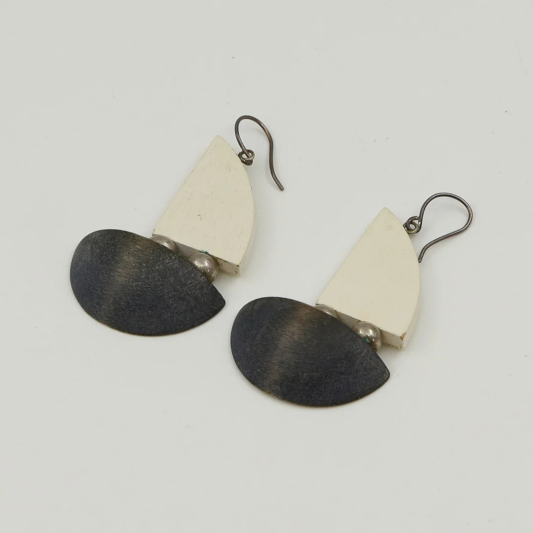 KAIJA AARIKKA. PARET ÖRHÄNGEN I TRÄ & METALL "KIPPARI (SKEPPARE)", AARIKKA FINLAND, SENT 1900-TAL. — Earrings — Auktionskammaren Sydost Kalmar