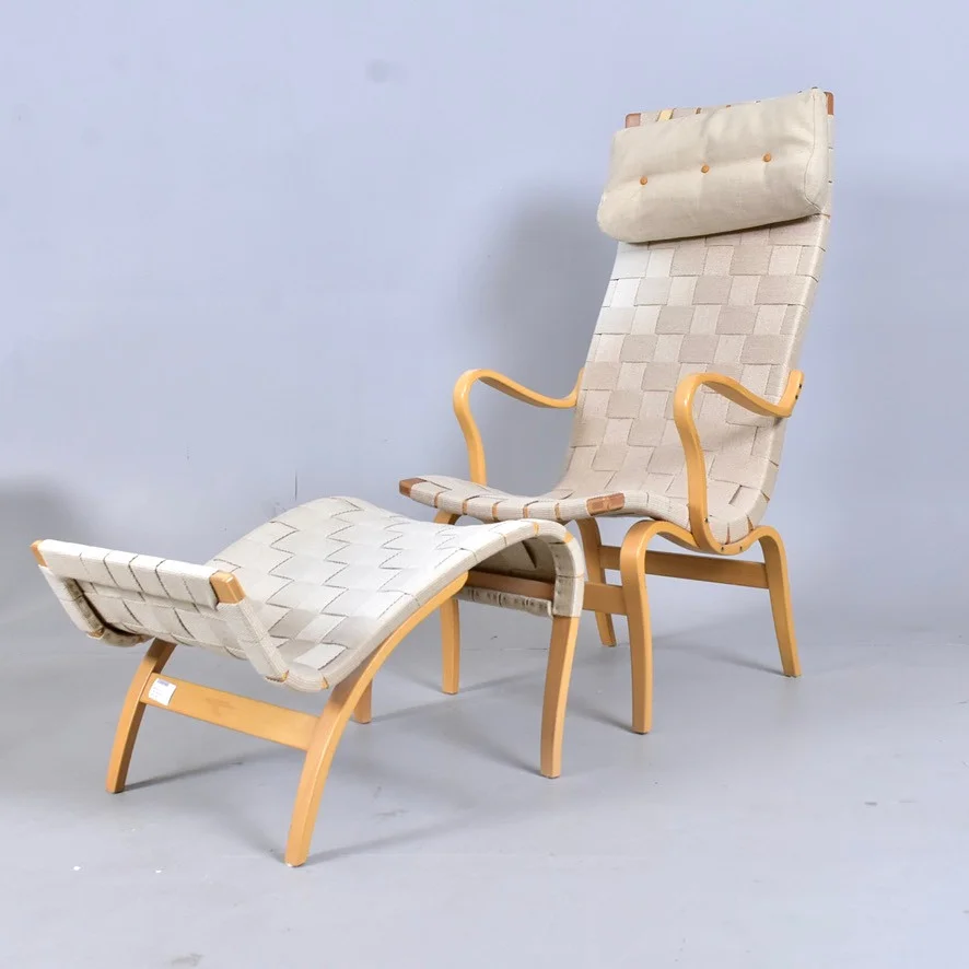 BRUNO MATHSSON. fåtölj med fotpall, böjträ med sadelgjord, Pernilla. — Armchairs & Chairs — Halmstads Auktionskammare
