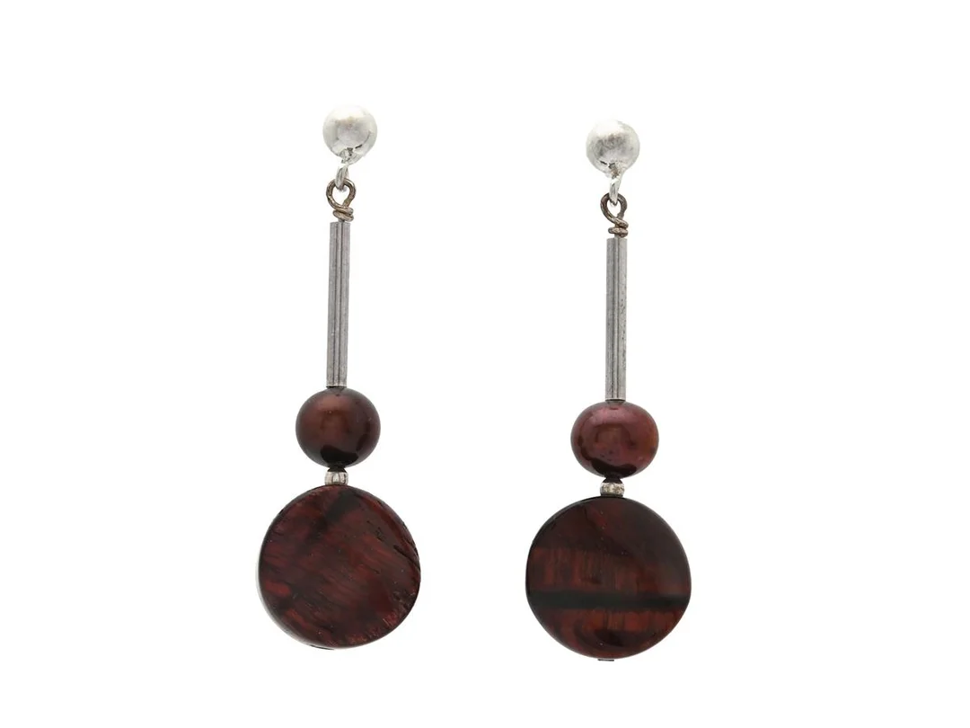 ÖRHÄNGEN, sterlingsilver, falköga, odlade färgade sötvattenspärlor, stift, längd 4 cm, vikt 4,1 g. — Smycken/Övriga — Kaplans