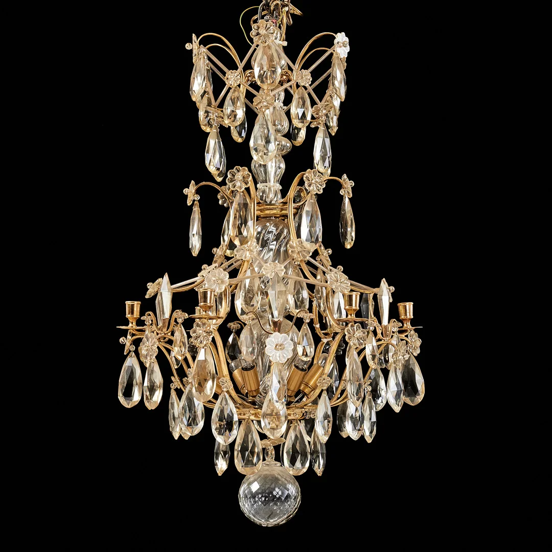 LJUSKRONA, 1900-talets början, rokoko stil, stomme i mässing, behängd med prismor, för 6 ljus, , elektrifierad. — Chandeliers — Stockholms Auktionsverk Magasin 5