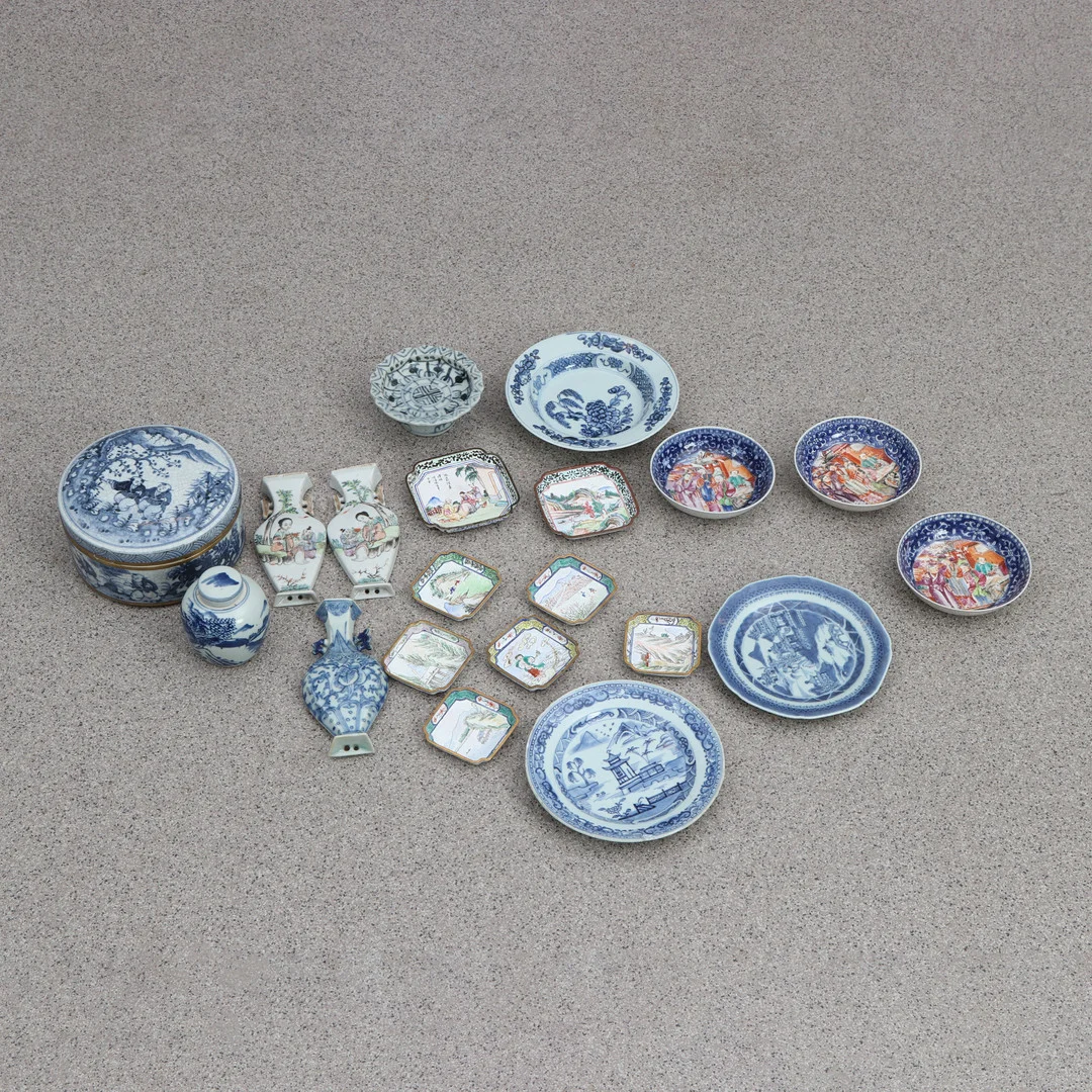 PARTI ORIENTALICA, 20 DELAR. Porslin samt emaljarbeten. 18-1900-tal. Bl.a. väggvaser. — Ceramics & Porcelain — Skånes Auktionsverk