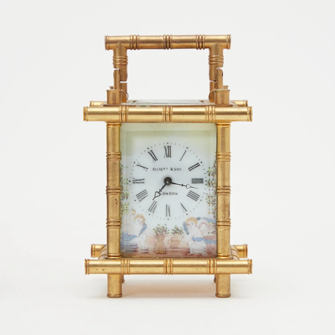 REISEUHR / TISCHUHR, Messing, Porzellan, Schlüsselaufzug, um 1900, London, England. — Mantel clocks — Stockholms Auktionsverk Köln