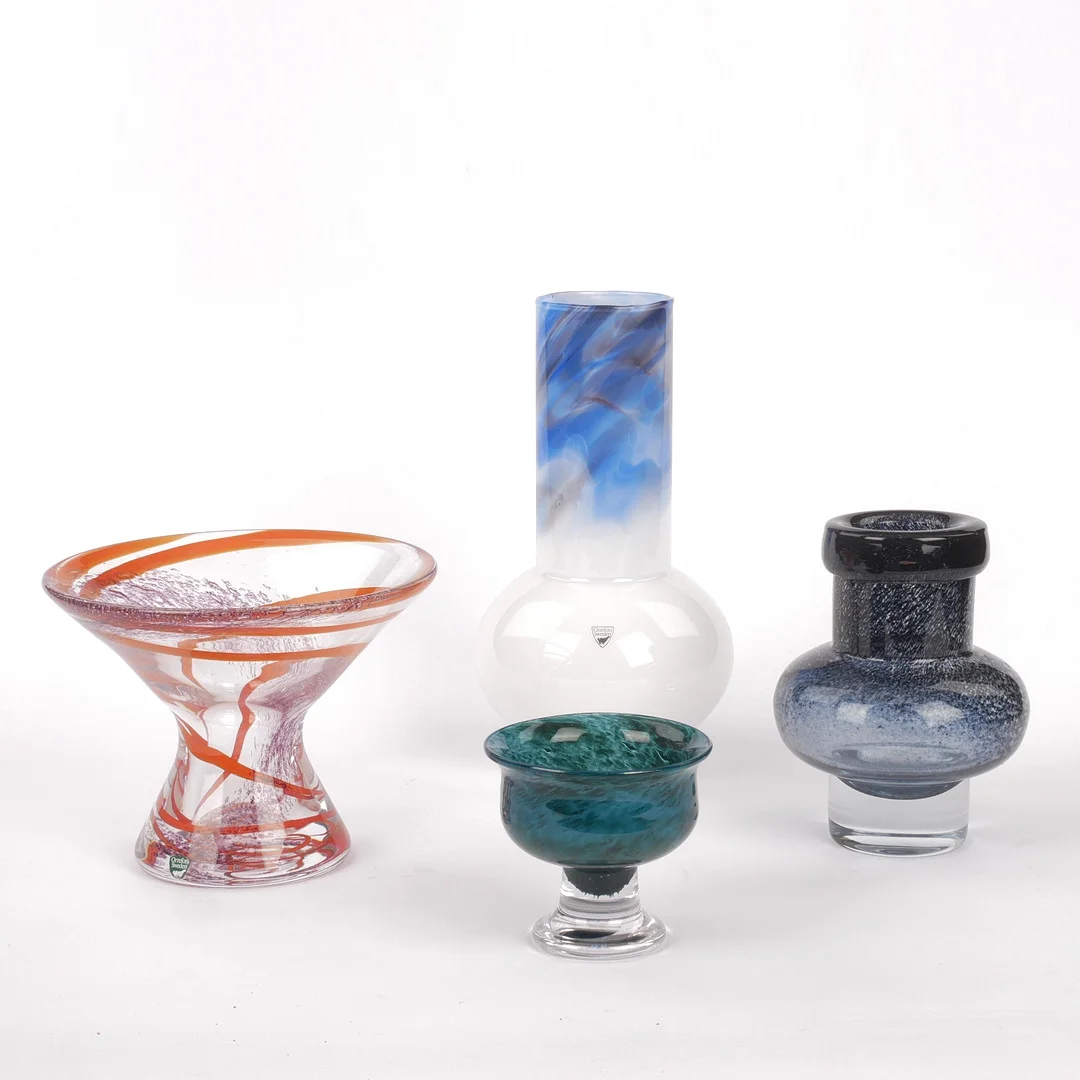 VASER OCH SKÅLAR, 4 st, konstglas, Kosta Boda, Orrefors och Åseda. — Art glass — Auktionsfirma Kenneth Svensson i Kalmar
