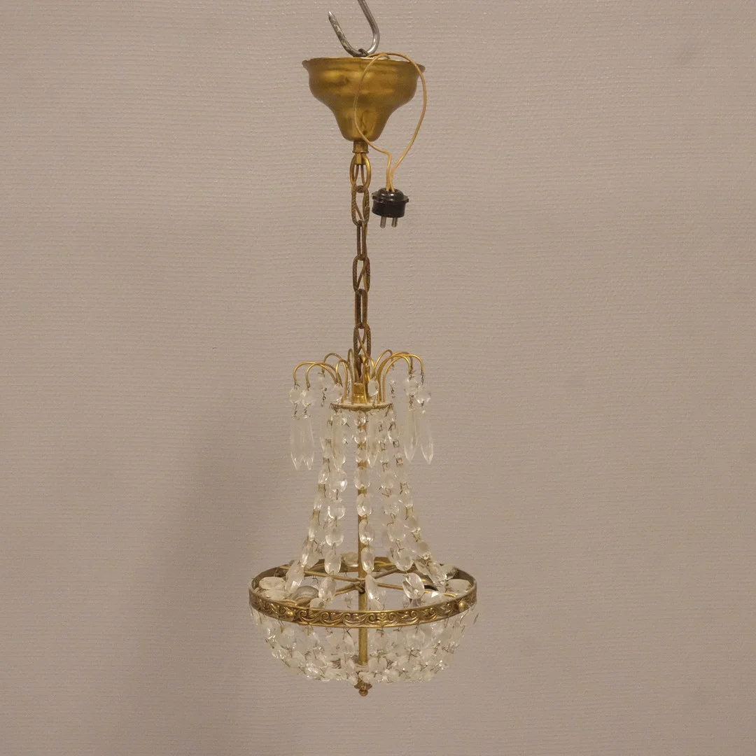 LJUSKRONA MED PRISMOR. — Chandeliers — Björnssons Auktionskammare