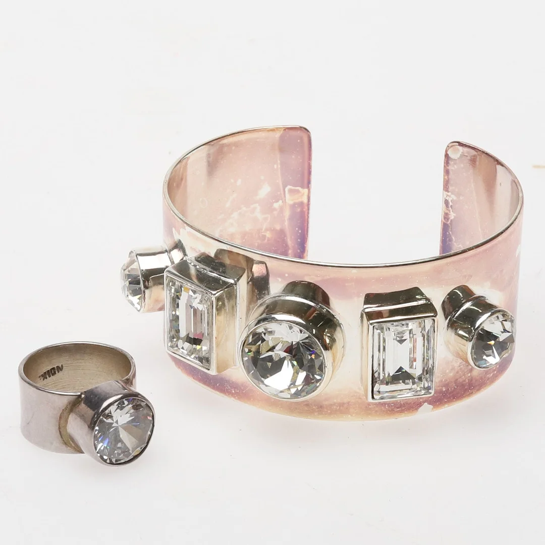 RING/ARMBAND, Ring, silver, fasettslipad sten, Pär Norling, stämplad EXIGN, Armband Dyrberg/Kern, vitmetall, stenar. — Jewellery — Örebro Stadsauktioner