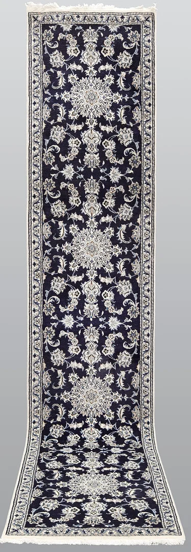 MATTA. Nain gallerimodell, 383 x 76 cm. — Oriental Carpets & Textiles — Södermanlands Auktionsverk