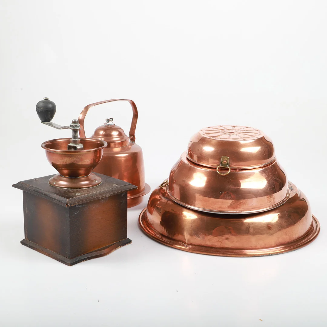 KAFFEKANNA, BAKFORMAR M.M., 5 delar, koppar, 1900-tal. — Pewter, Brass & Copper — Helsingborgs Auktionskammare
