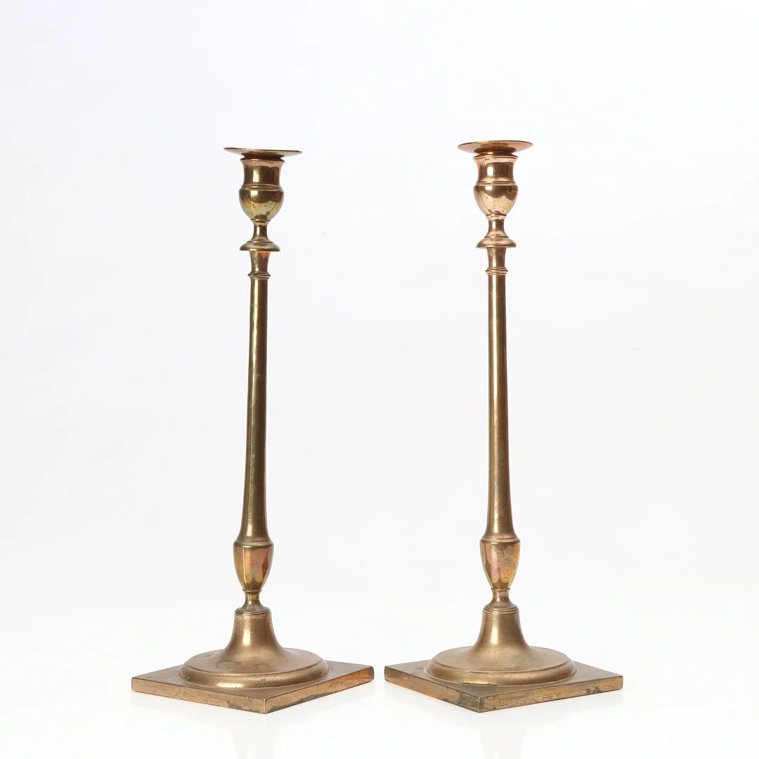 LJUSSTAKAR, ETT PAR. Mässing. 18/1900-tal. — Candlesticks — Skånes Auktionsverk