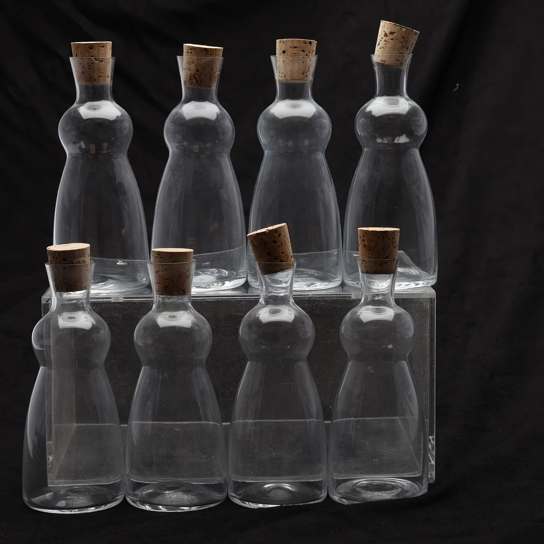 SIGNE PERSSON-MELIN. KARAFFER 8 st "brännvinsjungfrur". — Utility glass — Höörs Auktionshall
