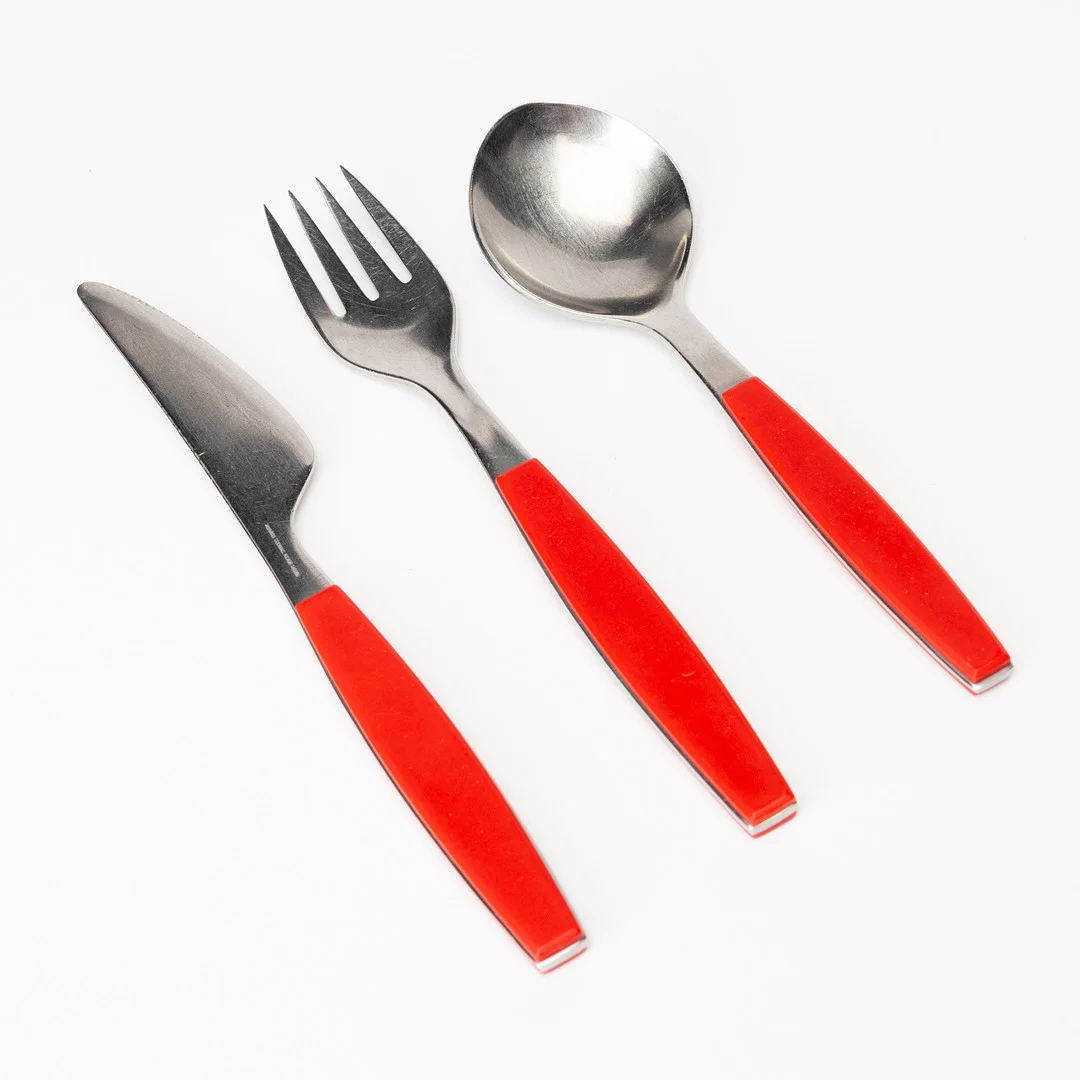 HENNING KOPPEL. Bestick, 22 delar, "Strata", stål, röd plast, Georg Jensen. — Miscellaneous — Auktionshuset Kolonn