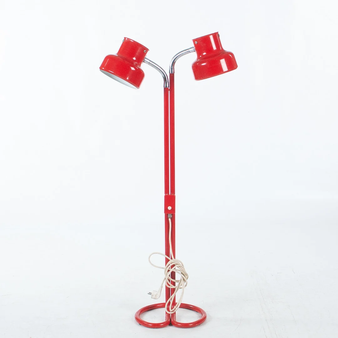 ANDERS PEHRSON. Golvlampa, "Bumling", röd lackerad metall, Ateljé Lyktan, Åhus, 1970-tal. — Floor lights — Laholms Auktionskammare