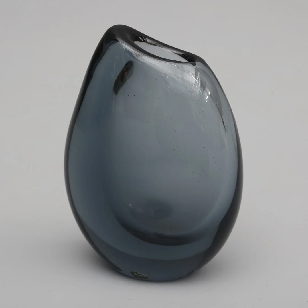 VICKE LINDSTRAND. VAS, glas, modell 1605, Kosta, signerad. — Art glass — Södermanlands Auktionsverk