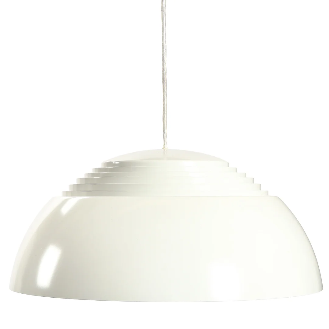 Arne Jacobsen for Louis Poulsen. Large AJ Royal pendant lamp, white, Ø 50 cm. — Lamps and lighting/Pendant lights — Lauritz