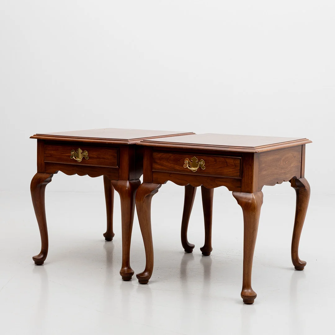 SÄNGBORD, ett par, körsbär rokokostil, Henkel Harris Virginia, 1990. — Tables — Auktionshuset Kolonn