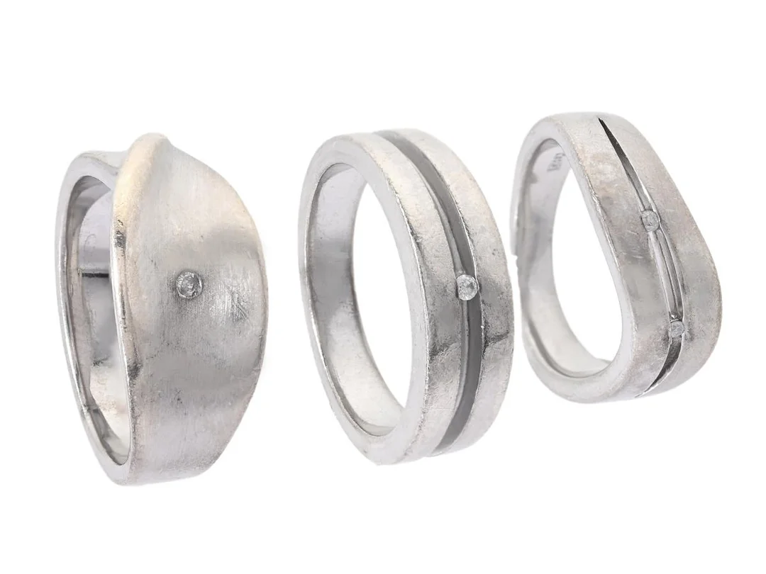 SMYCKESET, 3 st ringar, sterlingsilver, 4 briljantslipade diamanter ca 0,068 ctv, W/P, stl 19/18,75/17 mm, vikt ca 22,8 g. — Smycken/Smyckeset — Kaplans